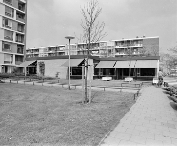 855734 Gezicht op het Dienstencentrum Kanaleneiland (Bernadottelaan 23) te Utrecht, met links een flatgebouw voor ...